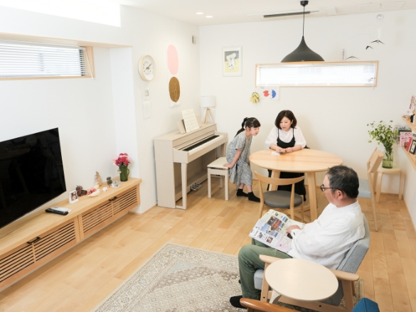 リビングで寛ぐ家族