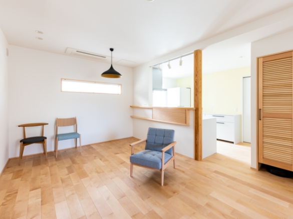 椅子の置かれたリビングダイニング