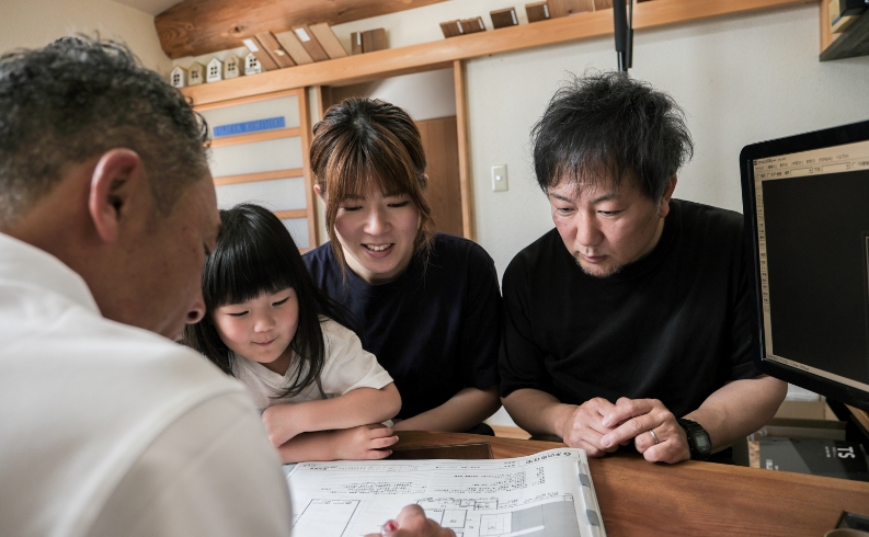 建築の相談をする家族