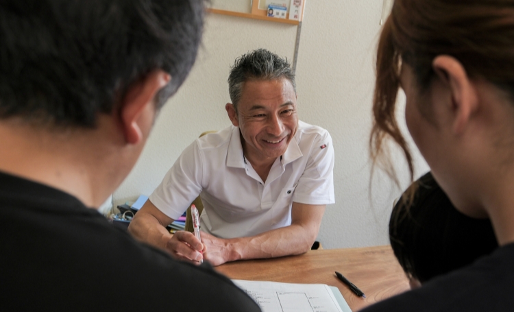 相談をする夫婦