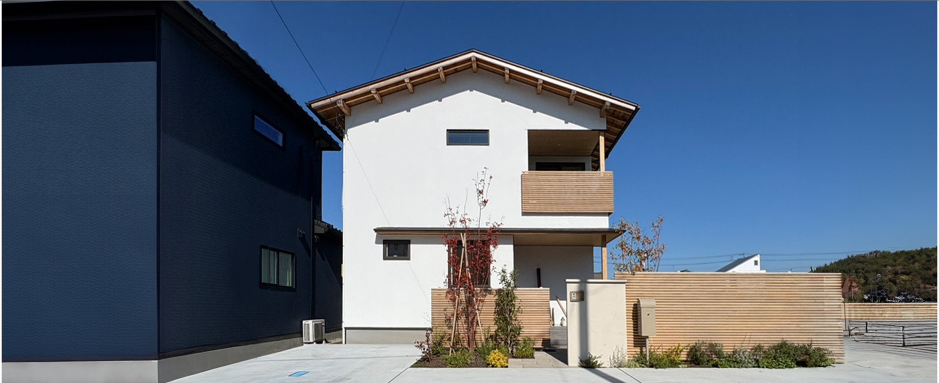 リビングで過ごす家族の写真