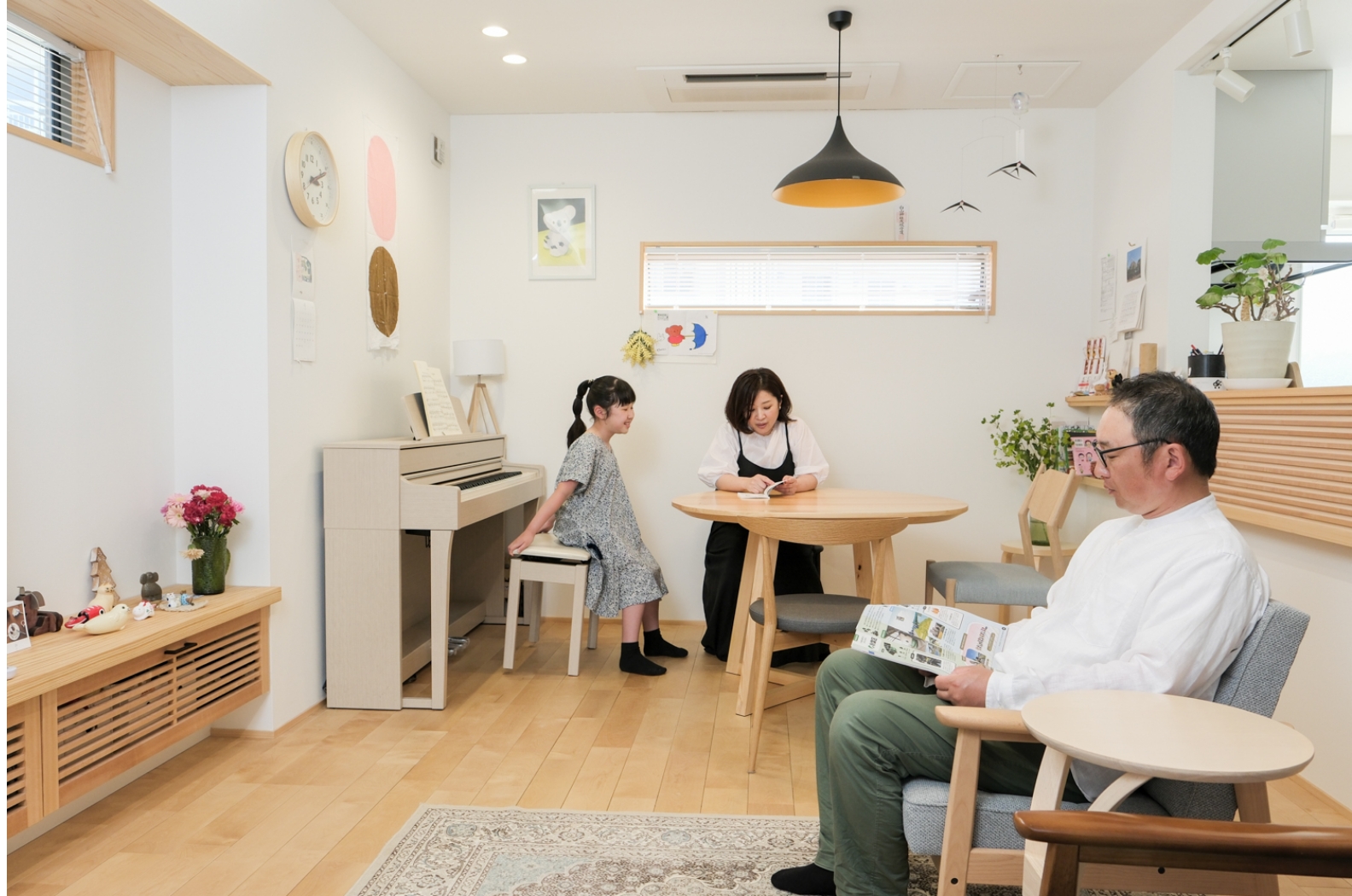 家の前で過ごす家族の写真