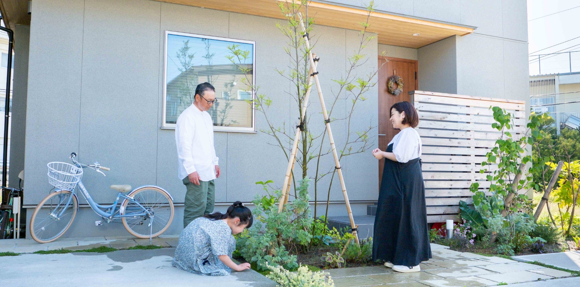 家づくりの相談をする家族の写真