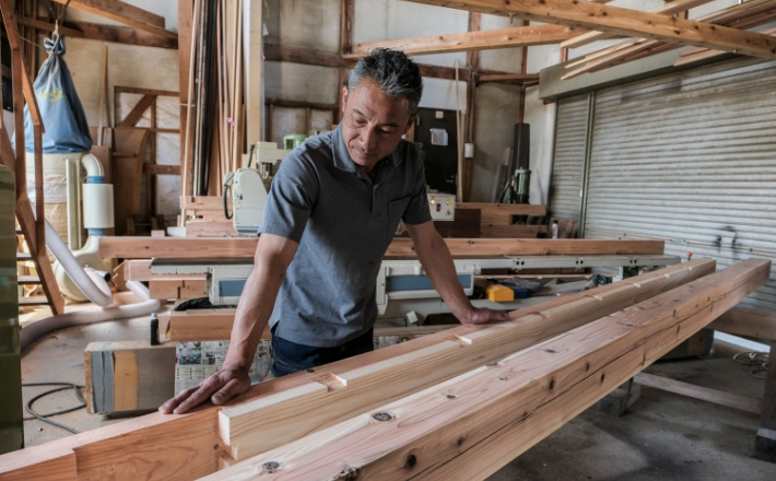 木材を見つめる代表