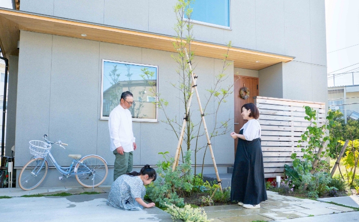 家の前で過ごす家族