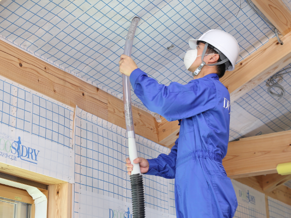 断熱材の施工中