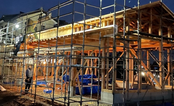 建設途中の家